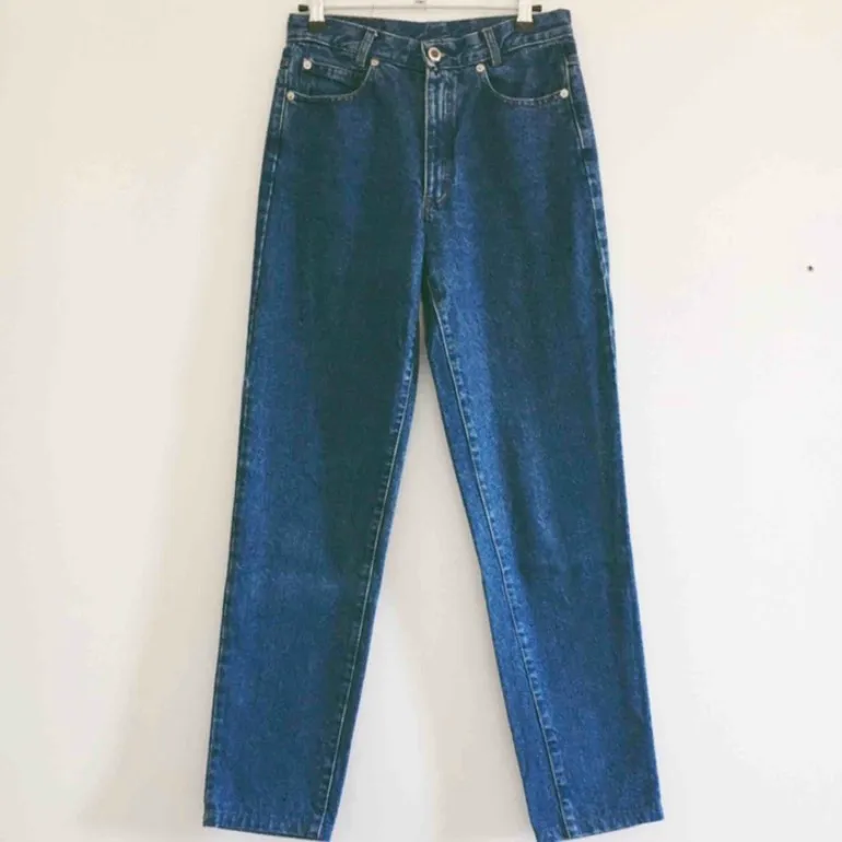 Ett par mörkblå jeans köpta second hand i Barcelona. Passar en 26 tum i waist och 32 tum i benlängd, vilket motsvarar en 34/36 i europeisk storlek. Passformen är lik Monkis modell Kimomo. I bra skick!. Jeans & Byxor.