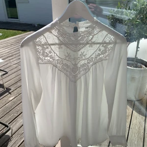 Blus med spets 😍 - Säljer denna superfina blusen från Cubus i storlek 34 då den inte kommer till användning. Har endast använt den två gånger. Perfekt till sommaren! 💕 Köparen står för frakten. 