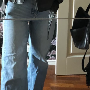 Jeans  - Jeans från weekday, för små för mig. Jag är 1.69 o det är lite korta