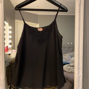 Blus - En blus/linne från only. Snygg med snygga detaljer. Knappt använd. Storlek M / 38 