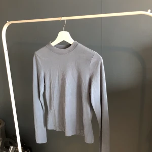 Tröja med turtleneck:) - En blå långärmad tröja med turtleneck. Använd bara ett fåtal gånger.