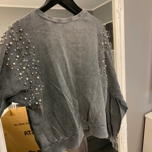 Tröja - Tröja från lindex med pärlor, Såå skön och snygg, inte använd mycket. Storlek S