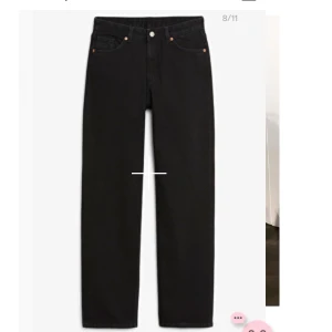 Monki straight leg jeans strl 28 - svarta straight leg jeans från monki, i strl 28!!❤️ Säljer då de är en aning för stora på mig tyvärr, men annars är det en av mina favoritmodeller! kan mötas upp i Stockholm! Annars står köparen för frakt💓