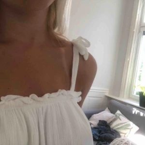  - Gulligt linne i storlek M men passar även mindre. Banden går att reglera. Bra skick. Frakt ingår vid snabb affär🥰