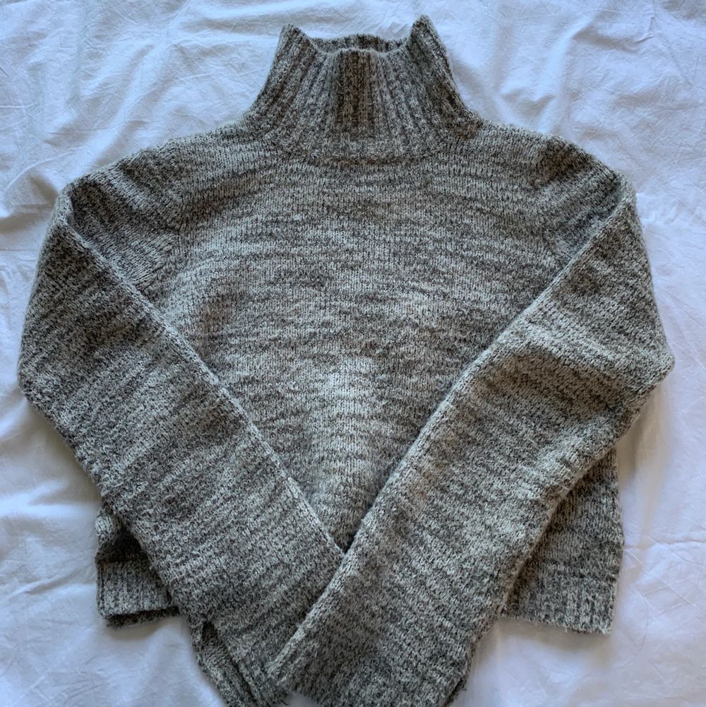 Mysigaste gråa sweatern från Zara. Kort i modellen och har en hög krage som kan vikas ner om man så önskar. Sparsamt använd så i jättebra skick! Säljer därför att den tyvärr ej kommer till användning.🌼. Stickat.