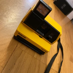 Modern Polaroid kamera  - Jätte bra skick, anvönd fåtal gånger.  Band kommer även med. Kolla bild nr 2 för att se att den fungerar( lyser rött= fungerar) 