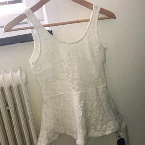 Topp - Peplum topp med spets