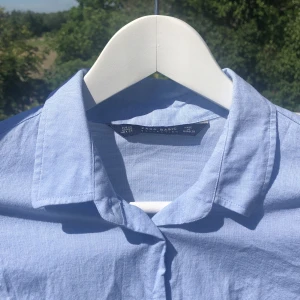 Skjorta - Blå skojat från Zara