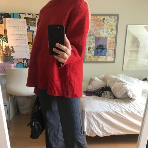 Zara knit - Nnnananajjjssss röd lite större kofta (?) från zara! Snygg att använda som jacka på sensommaren/varm höst. 59kr + frakt 