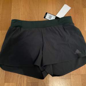 Shorts från adidas, inte använda (passade ej i storleken).Eventuell frakt betalas av köparen. 