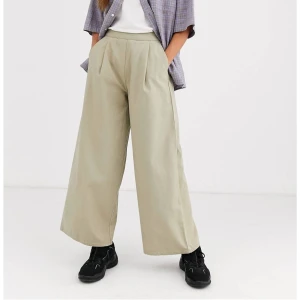 Beiga byxor  - Säljer dessa underbara byxorna från asos som tyvärr är för små för mig. De är supersköna och snygga med stretch i midjan ❤