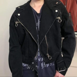 Svart Denimjacka - Svinball svart denimjacka från Chiquelle❤I fint skick då sällan använd. FRAKT INGÅR. Fast pris.