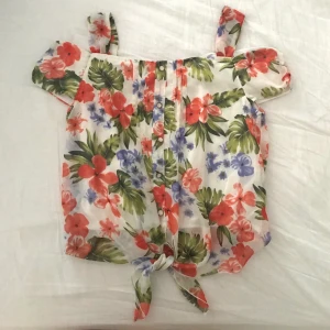 Topp - Blommig topp.