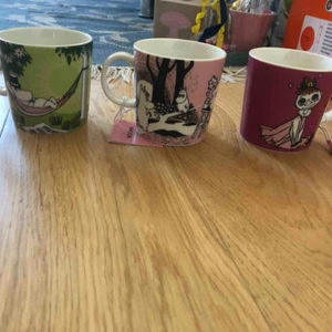  - Intresserad av att byta Muminkoppar. Eventuell fraktkostnad, annars möts jag gärna upp i söderort/ stan (Stockholm).    Från vänster: Sommarmugg 2020 (finns 2 st) Kärlek Mymlan 