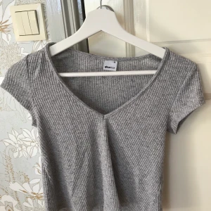 Grå topp från Gina Tricot - En jättesöt grå topp från Gina som tyvärr inte kommer till användning lika ofta längre, om ni är intresserade men osäker på hur plagget sitter kontakta mig så kan jag skicka fler bilder 