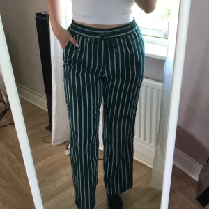 Supersnygga byxor från monki! - Knappt använd och i fint skick!! Från monki i storlek M. Frakt inräknat i priset!!