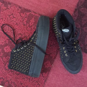  - Platå-Vans i superbra skick. Använda ett fåtal gånger. Världens skönaste sula :)