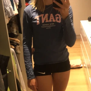 Gant tröja - Blå gant tröja! Storlek158-164! Använd någon gång men som ny bortsett från märket där det är lite slitet! Köpt för ca 400! Lägsta pris 100 men buda på!