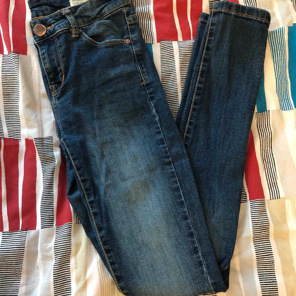 Fina mörkare blå skinny jeans från Lager 157. Långa ben, jag är 165 kunde vika de dubbelt ganska brett vid anklarna. Sitter tajt. För små för mig nu. Knappen har tappat färgen lite annars inga skador. . Jeans & Byxor.