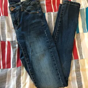 Fina mörkare blå skinny jeans från Lager 157. Långa ben, jag är 165 kunde vika de dubbelt ganska brett vid anklarna. Sitter tajt. För små för mig nu. Knappen har tappat färgen lite annars inga skador. 