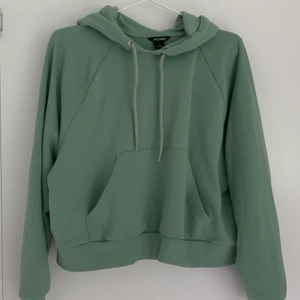 Hoodie Monki strl xs - Jättefin luvtröja från Monki i en trendig grön färg! Mycket sparsamt använd och säljes på grund av att den inte riktigt används hos mig. Storlek XS! 50kr + frakt 