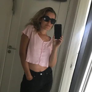 Rosa topp - Ljusrosa trendig topp med knappar. Frakt ingår i priset 