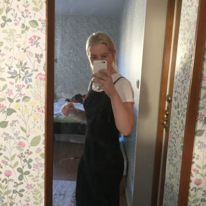 Långklänning - Svart, stretchig klänning från Cubus i M. Söt med en t-shirt under men också bara som den är! 