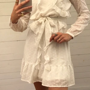 Nelly volangklänning - Perfekta sommarklänningen från NLY trend. Endast använd vid ett tillfälle. Hör av er vid intresse! 🤍