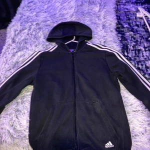 Adidas hoodie - Vanlig standard adidas hoodie stl-176 men sitter som M