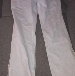 Helt nya jeans med slits ifrån NAKD  - Säljer nu mina helt nya jeans med slits ifrån NAKD. Det är storlek 40 men passar också mig som har 38