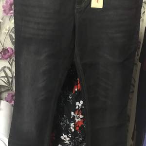 En svart jeans byxor för 150kr och har storleken 48-50. Den är helt ny