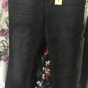 Jeans byxor - En svart jeans byxor för 150kr och har storleken 48-50. Den är helt ny