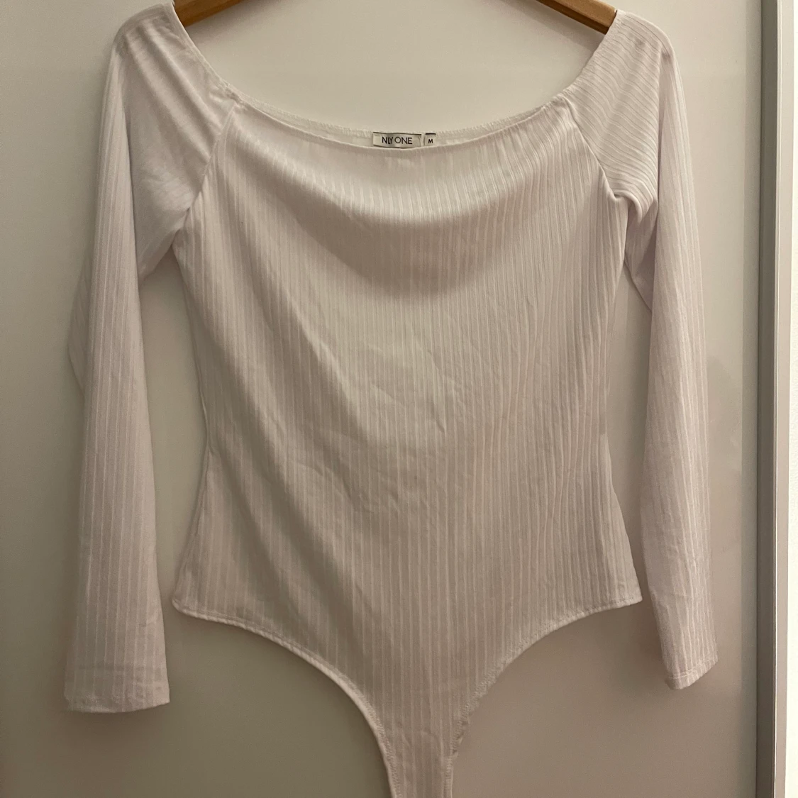 Vit off shoulder tröja från Nelly.