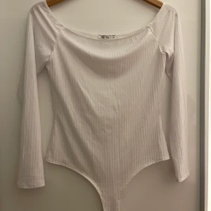 Vit off shoulder tröja från Nelly. - Storlek M. 50kr
