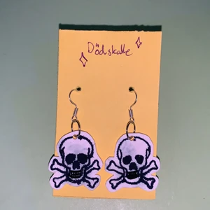 örhängen - örhängen med dödskallar på, nickelfria