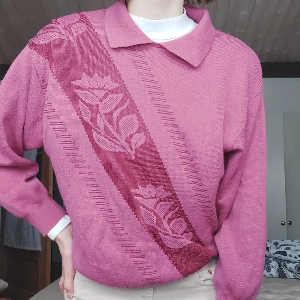 En rosa stickad tröja med rosor på, har också krage vilket är najs. Säljer då den är lite kort i armarna på mig som är 181 cm:) lite stickig men funkar finfint om man har en tunn tröja under som jag har på bilden. Så fin men kommer inte till användning😔 . Stickat.