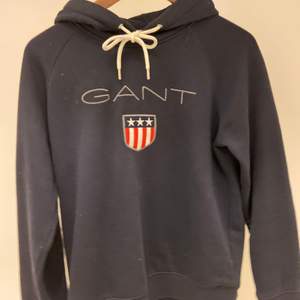 Mörkblå Gant hoodie i bra skick