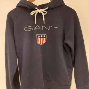 Gant hoodie - Mörkblå Gant hoodie i bra skick