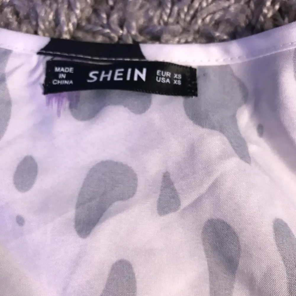 En co tröja från Shein en lila fleck  där uppe men var så när jag köpte den.. Blusar.