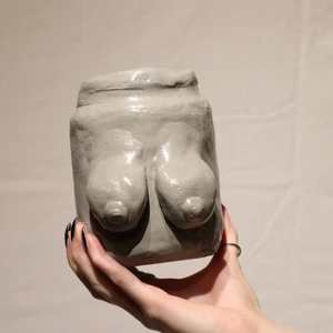 Bröstkruka - En handgjord kruka 🤍 Skickas väl packad med spårbar frakt 🚚  Går att beställa i andra färger och former <3