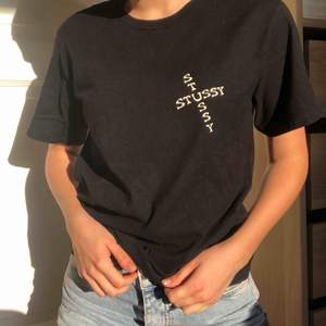 Svin cool T-shirt från Stussy som passar dig som bär XXS-M. Riktigt bra skick och du som köpare står för frakt ❤️❤️