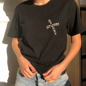  - Svin cool T-shirt från Stussy som passar dig som bär XXS-M. Riktigt bra skick och du som köpare står för frakt ❤️❤️
