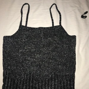 Glittrig croptop. Strl S. Inte stickig. - Detta linne är använt 1 gång vid 1 tillfälle. Det är superfint och glittrar inte av sig elr kliar på kroppen. Glittret är insytt och inte fastklistrat.
