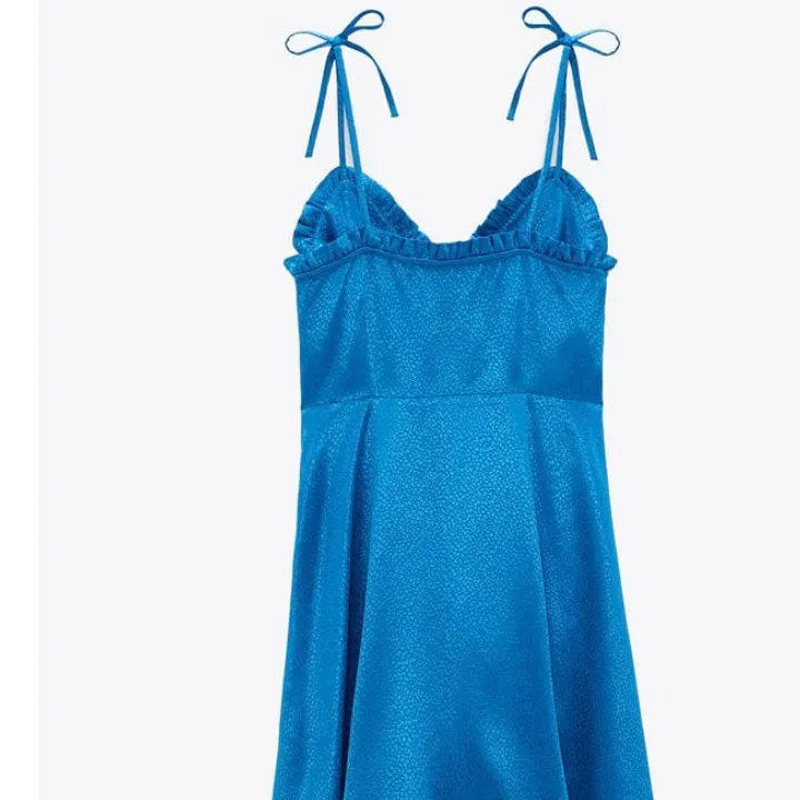 Säljer min jättefina blå zara klänning som är helt oanvänd och helt slutsåld. 190kr plus frakt 🤍 Buda i kommentarerna💙💙. Klänningar.