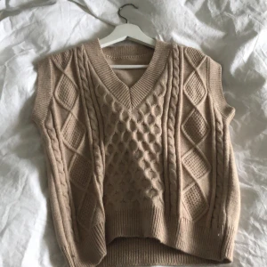 Beige stickad väst  - En beige stickad väst i storlek S. Köpt för 200kr på shein, säljer för 110kr! Frakt står köparen för! Aldrig använd