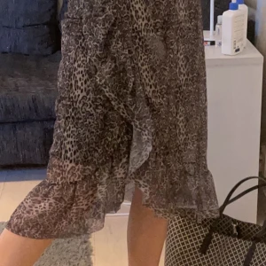 Kjol - Leopardkjol som knappt är använd, köparen står för frakten❣️