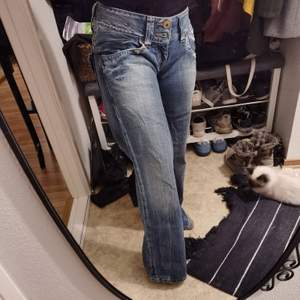 Skitsnygga Pepe Jeans i storlek L, tyvärr alldeles för långa i benen till mig, är 158 cm. Jeansen är i mycket bra skick och kvaliten på dessa är 👌👌 så jag lovat att den som köper dem kommer kunna ha de lääänge 🙏