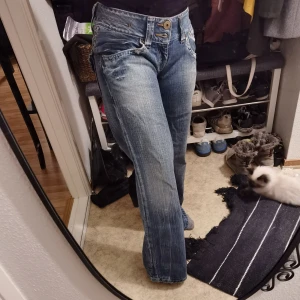 Pepe Jeans  - Skitsnygga Pepe Jeans i storlek L, tyvärr alldeles för långa i benen till mig, är 158 cm. Jeansen är i mycket bra skick och kvaliten på dessa är 👌👌 så jag lovat att den som köper dem kommer kunna ha de lääänge 🙏
