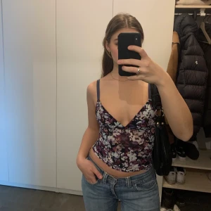 Superfin blommig topp  - Snygg topp, frakt på 24 eller så ses vi på söder 💓