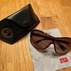 Ray.Ban glasögon  - Äkta Ray.ban glasögon topp skick använd bara 1-2 gånger. 